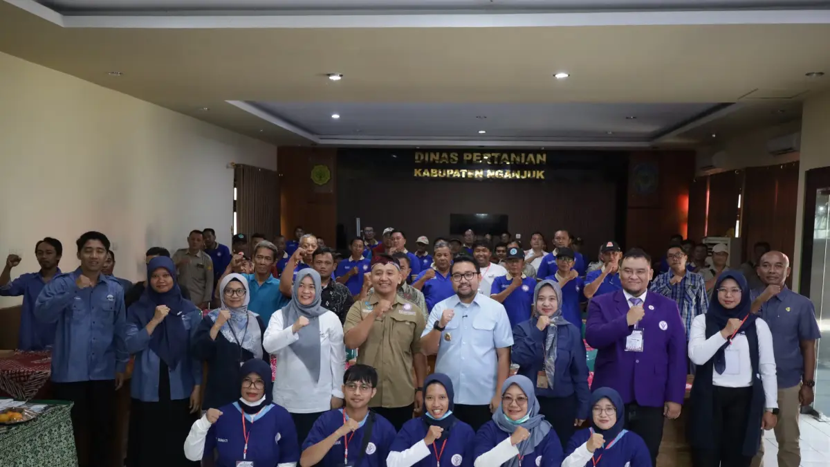 Wabup Trihandy didampingi Kepala Disperta Nganjuk Ida Shobihatin foto bersama peternak dan paramedik di Dinas Pertanian Nganjuk pada Kamis (27/8). 