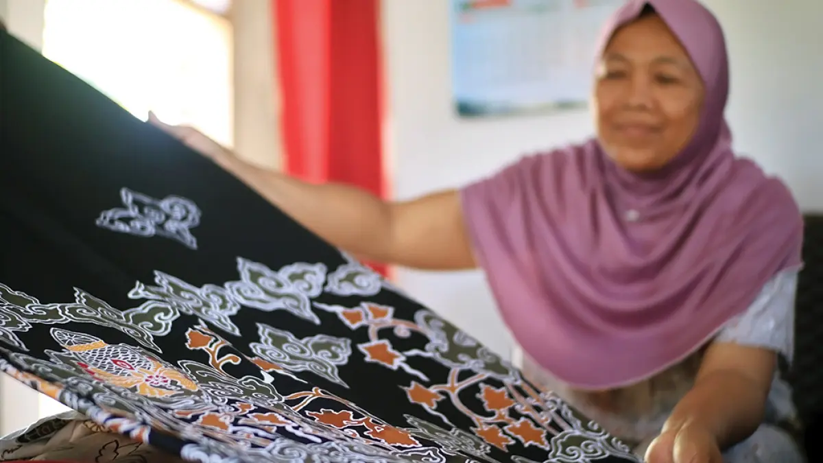 KENALKAN PRODUK ASLI NGANJUK: Batik motif Jati dan Cabai Jatigreges menjadi andalan pasutri lansia asal Desa Jatigreges, Kecamatan Pace untuk mengenalkan Kabupaten Nganjuk di tingkat nasional.