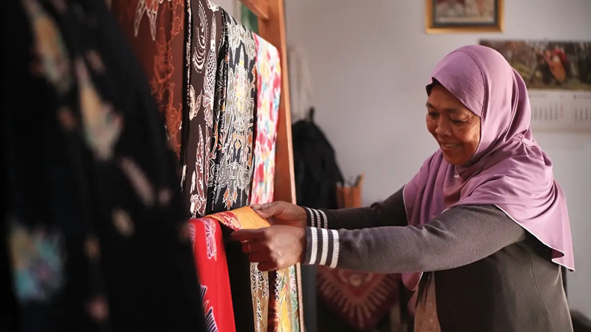 PERAJIN LOKAL: Yatilah menunjukkan motif batik Jati dan Cabai Jatigreges karyanya. Pasutri lansia ini menggeluti dunia batik. (karen wibi/jprk)