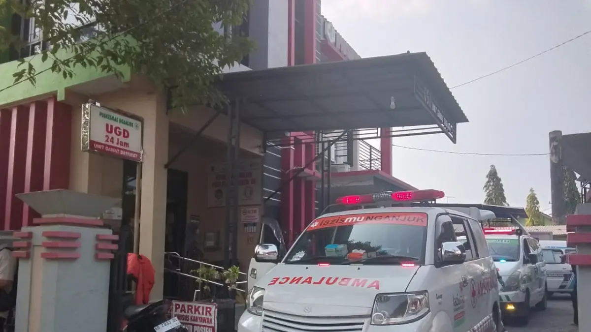 Ambulans mengangkat siswa SMA di Nganjuk yang mengalami keracunan. 