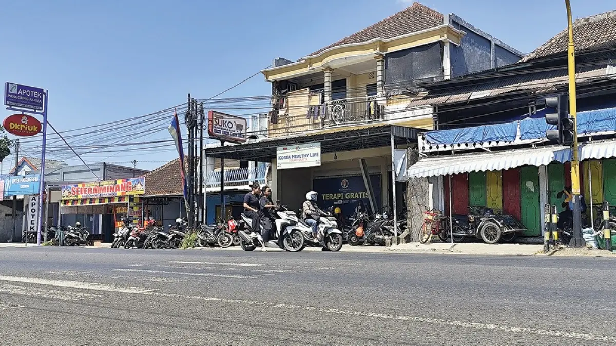 BERBAHAYA: Pengendara sepeda motor tidak memakai helm di traffic light Pasar Sukomoro. Satlantas Polres Nganjuk menilang ratusan pengendara motor karena melanggar aturan lalin. (novanda nirwana/jprk)