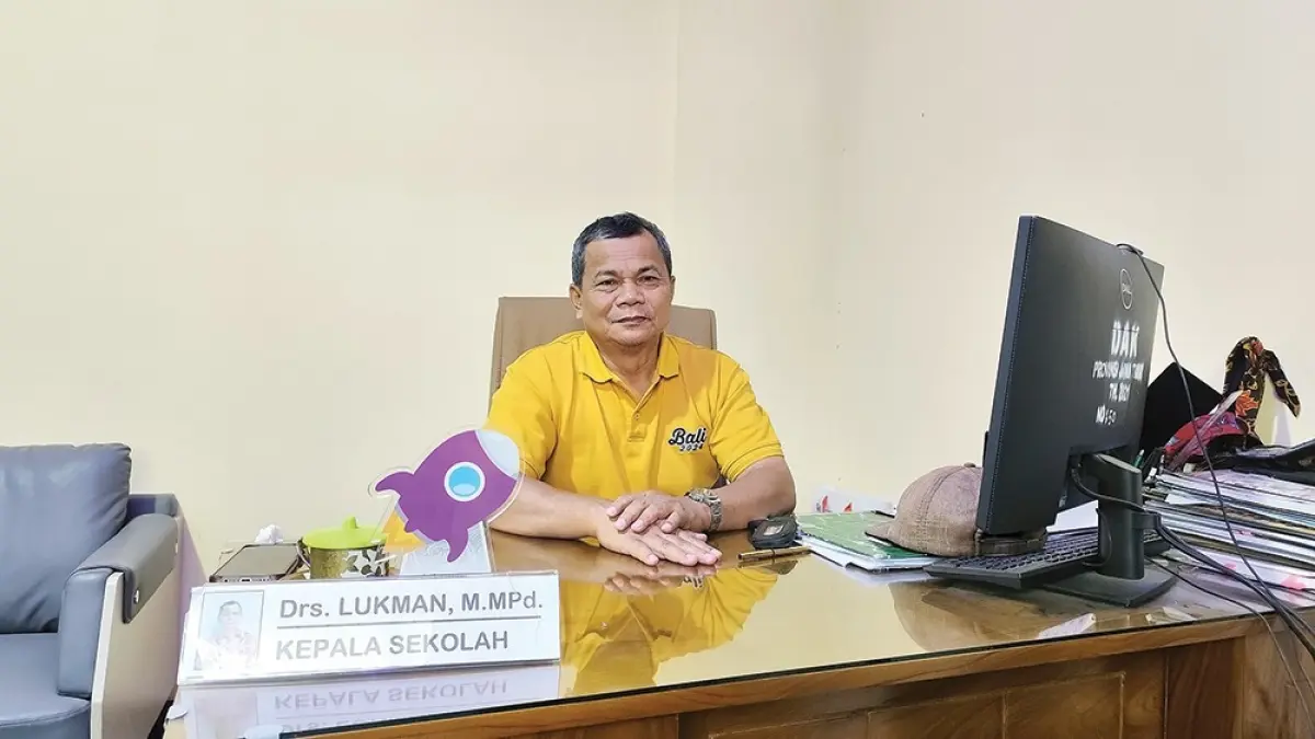 DISIPLIN: Kepala SMK PGRI 1 Nganjuk Lukman selalu datang ke sekolah lebih awal. (novanda nirwana/jprk)