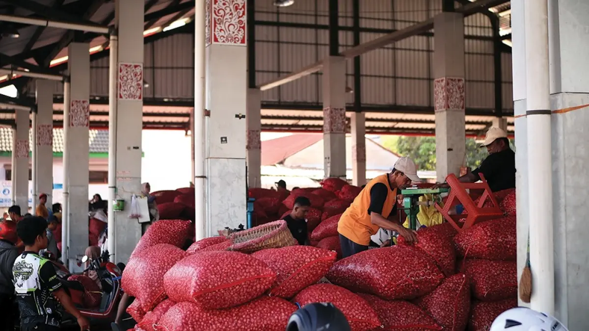 MAGNET NGANJUK: Pedagang bawang merah di Pasar Baru Sukomoro menata dagangannya kemarin. Proyek senilai Rp 507 juta untuk Pasar Baru Sukomoro jadi rebutan puluhan kontraktor di bulan ini. (karen wibi/jprk)