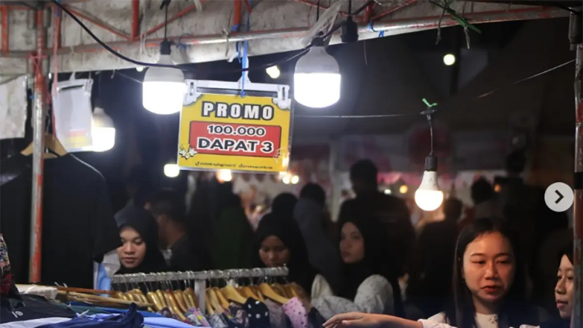 Pasar Rakyat Adhyaksa di Alun-Alun Nganjuk menjadi wadah bagi pelaku UMKM untuk memasarkan produk sekaligus mendekatkan Kejaksaan Negeri Nganjuk dengan masyarakat. (karen wibi/jprk)