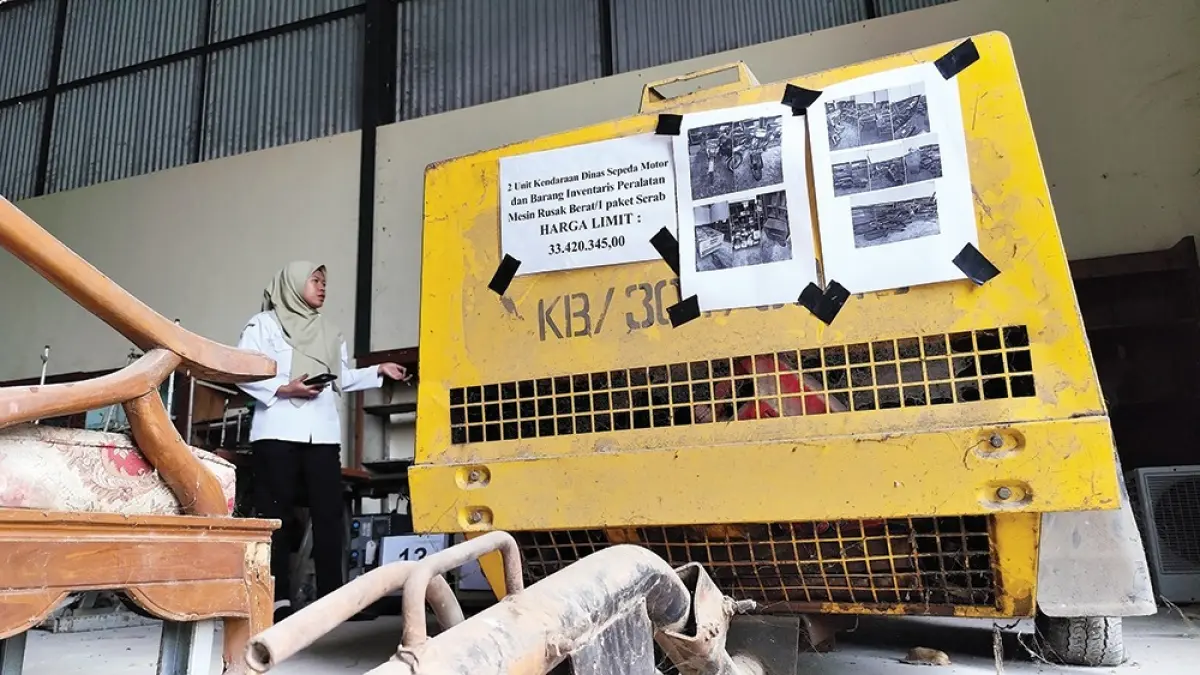 POTENSI PAD: Pegawai BPKAD Kabupaten Nganjuk menunjukkan aset pemkab yang akan dilelang. BPKAD target raih Rp 294 juta. (novanda nirwana/jprk)