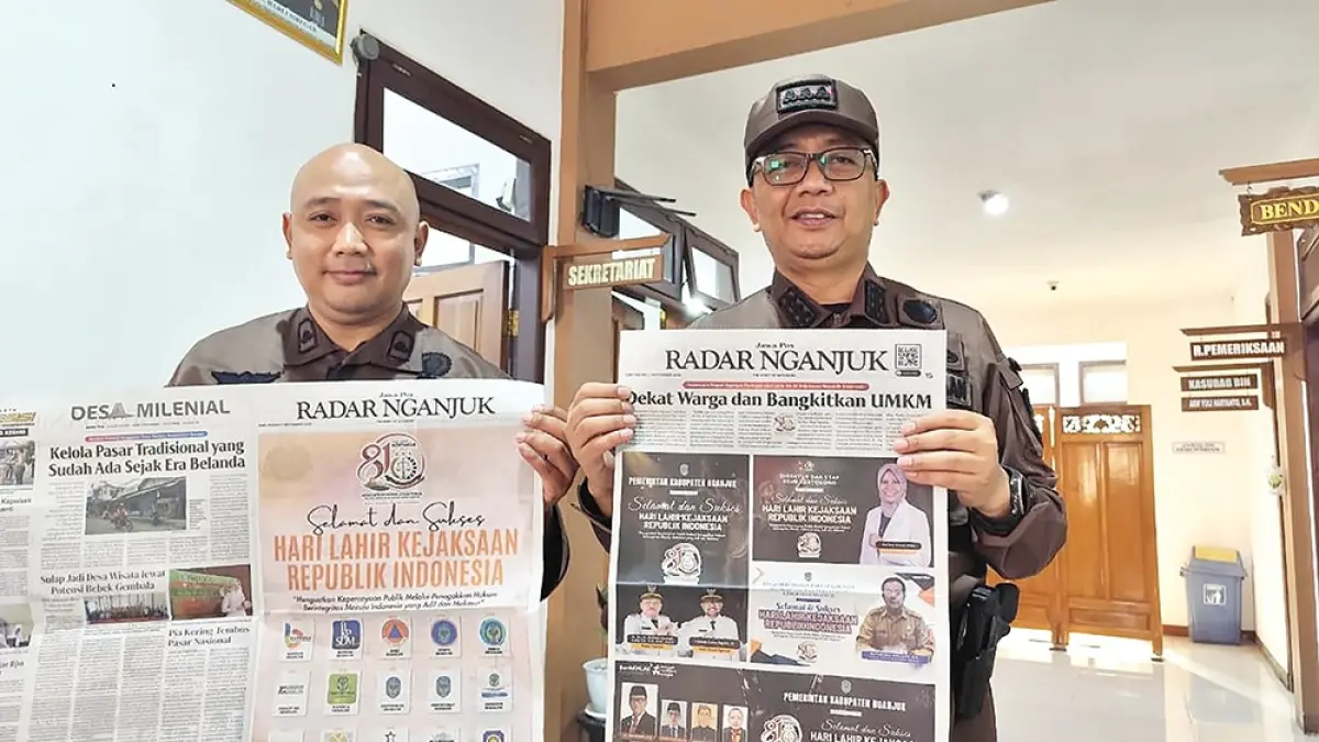 DUKUNG KEJAKSAAN: Kajari Nganjuk Dr Dino Kriesmiardi (kanan) dan Kasi Intel Koko Roby menunjukkan koran Jawa Pos Radar Nganjuk yang memuat edisi Hari Lahir Kejaksaan RI. (novanda nirwana/jprk)