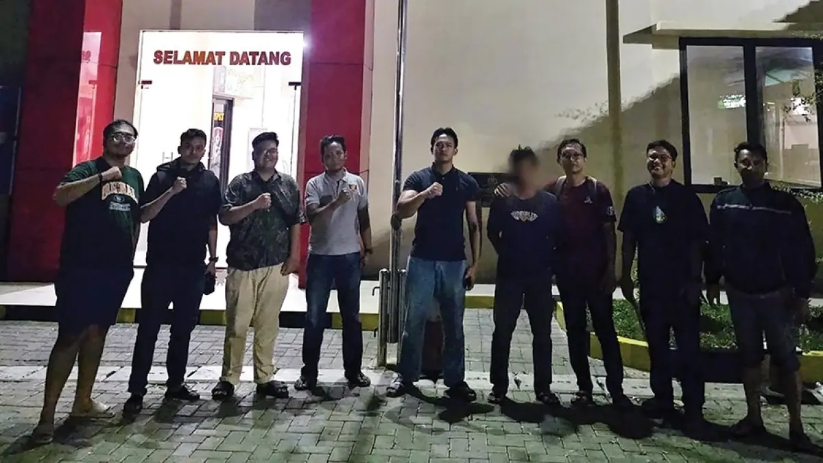 AKHIRI PENGEJARAN: Anggota Polres Nganjuk saat menangkap pelaku penipuan, Hadi Prayitno, asal Baron. (novanda nirwana/jprk).