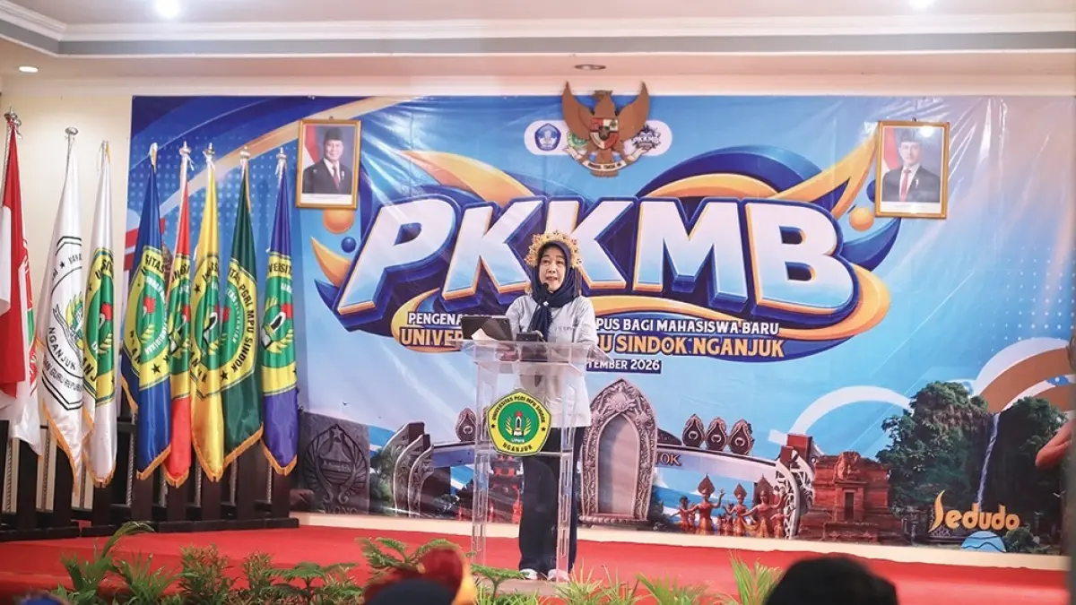 BERI SEMANGAT: Rektor UPMS Nganjuk Vera Septi Andrini membuka PKKMB 2026. UPMS berkomitmen mencetak generasi penerus bangsa yang hebat. (foto-foto: karen wibi/jprk)
