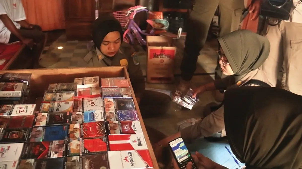 KETAHUAN: Petugas Satpol PP menemukan rokok ilegal yang disembunyikan saat razia di Desa Pehserut, Sukomoro. (novanda nirwana/jprk).
