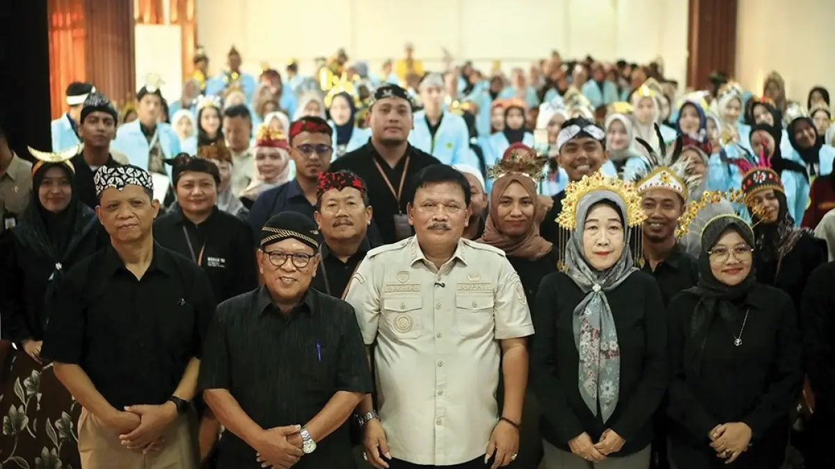 MERIAH: Rektor UPMS Nganjuk Vera Septi Andrini dan Bupati Marhaen berfoto bersama mahasiswa baru. (foto-foto: karen wibi/jprk).