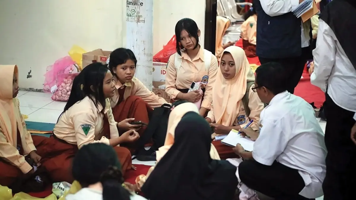 PETAKA: Petugas dari Puskesmas Nganjuk saat melakukan pemeriksaan kepada korban keracunan dari SMAN 3 Nganjuk. Diduga siswa keracunan nasi goreng dan ayam suwir yang membusuk. (karen wibi/jprk)