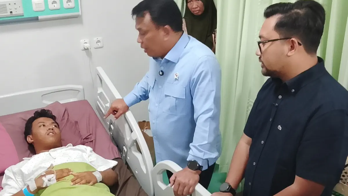 Bupati Marhaen dan Wakilnya Handy saat menemui korban keracunan MBG. 