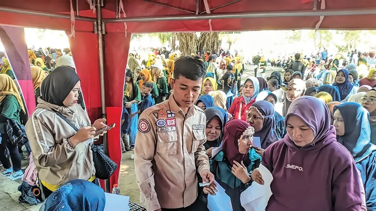 BANTU WARGA: Penerima bantuan DBHCHT 2026 antre dengan tertib. (foto-foto: rekian/jprk).