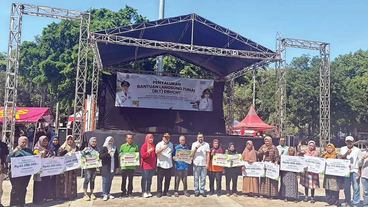 BERMANFAAT: Bupati Marhaen Djumadi foto bersama dengan perwakilan penerima bantuan DBHCHT dari Dinsos PPPA Kabupaten Nganjuk. (foto-foto: rekian/jprk)