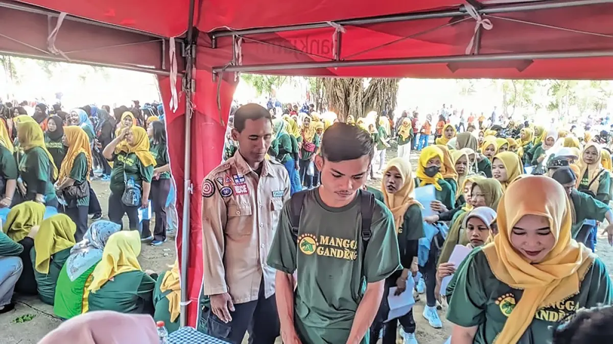 MANFAATKAN DBHCHT: Ribuan buruh pabrik rokok dapat bantuan. (foto-foto: rekian/jprk)