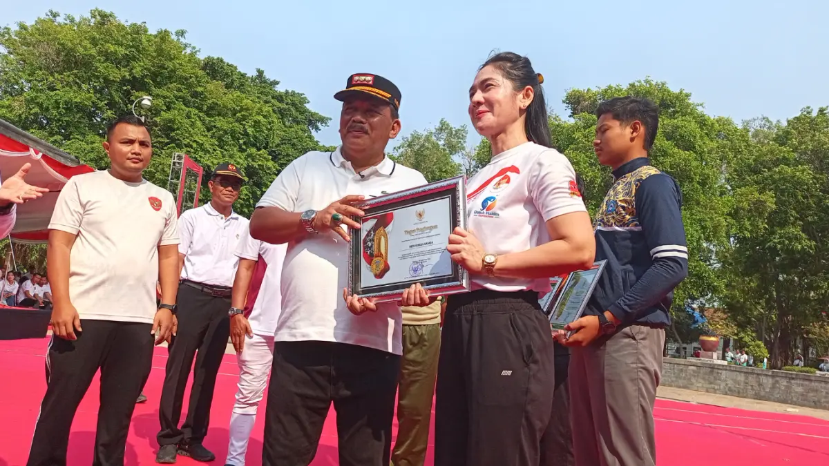 Bupati Marhaen menyerahkan penghargaan kepada atlet berprestasi di Alun-Alun Nganjuk pada Rabu (9/9).