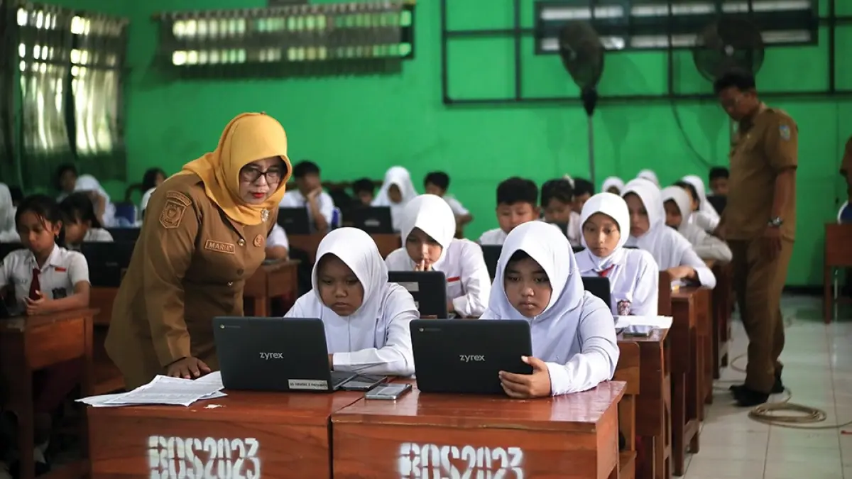 SERIUS: Kepala SDN 1 Ganungkidul Mariati ikut memantau pelaksanaan babak peyisihan Kompetisi Kompetensi Akademik (KKA) JP Radar Kediri tingkat SD/MI di Kabupaten Nganjuk kemarin. karen wibi/jprk)