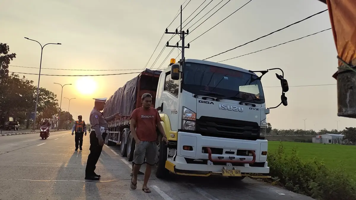 Sopir yang masih sengaja memarkir truk di kawasan terlarang bakal dikenakan sanksi tilang. (novanda nirwana/jprk)