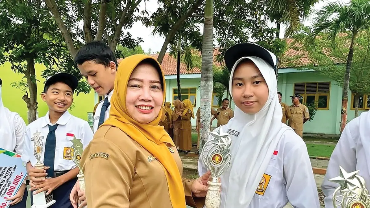 JAGO MOTIVASI: Kepala SMPN 2 Nganjuk Ani Sutiani memberi penghargaan pada siswa berprestasi. (karen wibi/jprk)