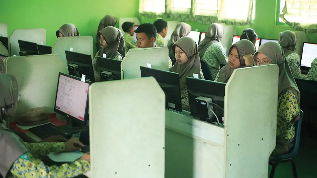 PERSAINGAN SENGIT: Siswa SMPN 4 Nganjuk mengerjakan soal babak penyisihan KKA JP Radar Kediri kemarin. (karen wibi/jprk)