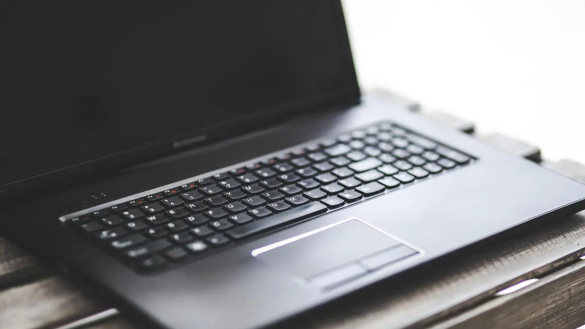 Layar laptop blank hitam