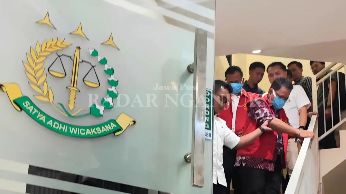 Tersangka kasus FS Margopatut saat digelandang di Kejaksaan Negeri Nganjuk - Novanda Nirwana/JPRK