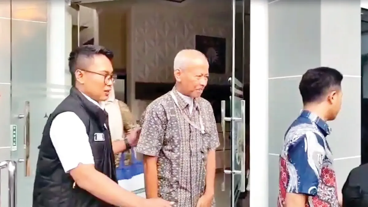 KASUS MARGOPATUT: Mantan Plt Kepala Badan Perencanaan Pembangunan Daerah (Bappeda) Kabupaten Nganjuk Purwo Bujono dibawa ke RSUD Nganjuk untuk jalani pemeriksaan kesehatan (foto kanan). Purwo dan dua rekannya jadi tersangka. (foto-foto: novanda nirwana/jprk).