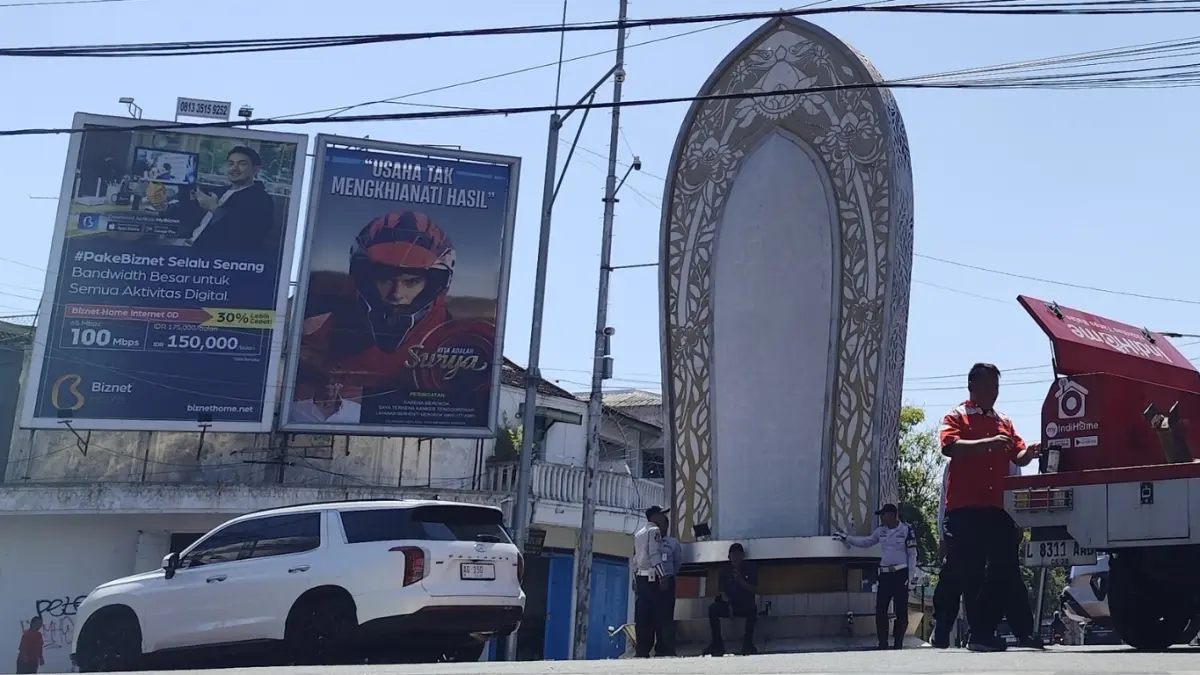 Cuaca cerah di sekitar Tugu Jayastamba  Kota Nganjuk.
