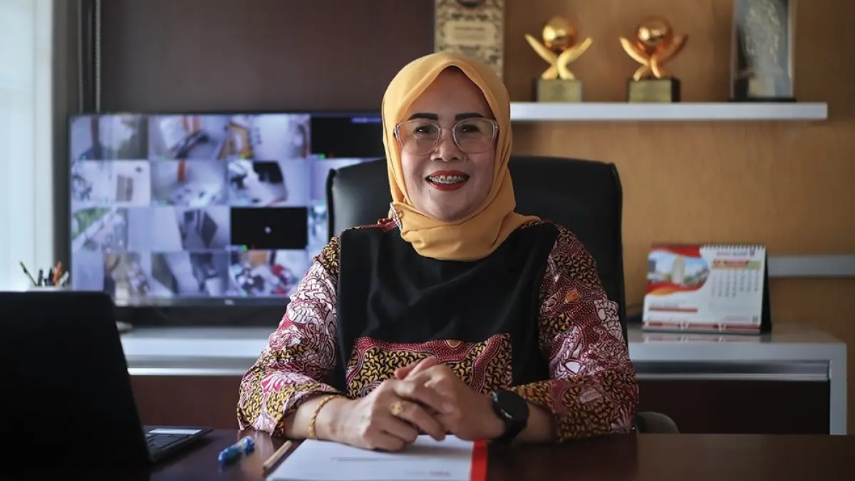 MULAI ADAPTASI: Dirut BPR Anjuk Ladang Ririn Dwi Setyoningsih suka kuliner Kota Angin. (karen wibi/jprk)