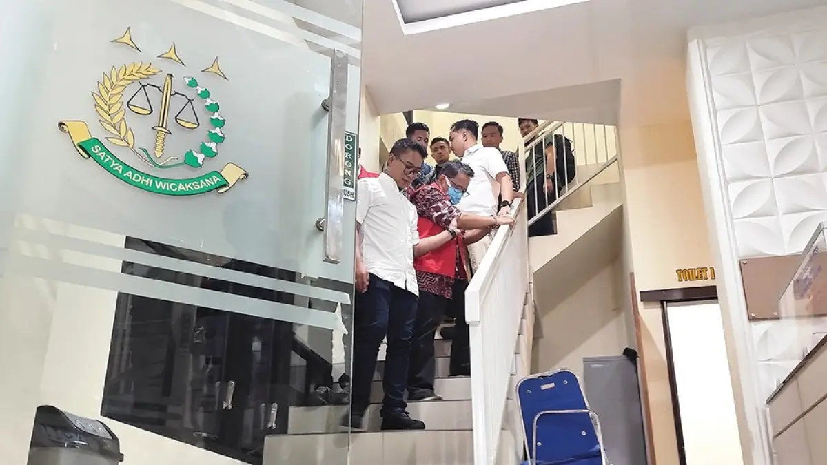 TERSANGKA KORUPSI: Sentot dan Hadi dibawa ke rutan pada Sabtu (12/9). Tersangka FS Margopatut bisa bertambah. (novanda nirwana/jprk)