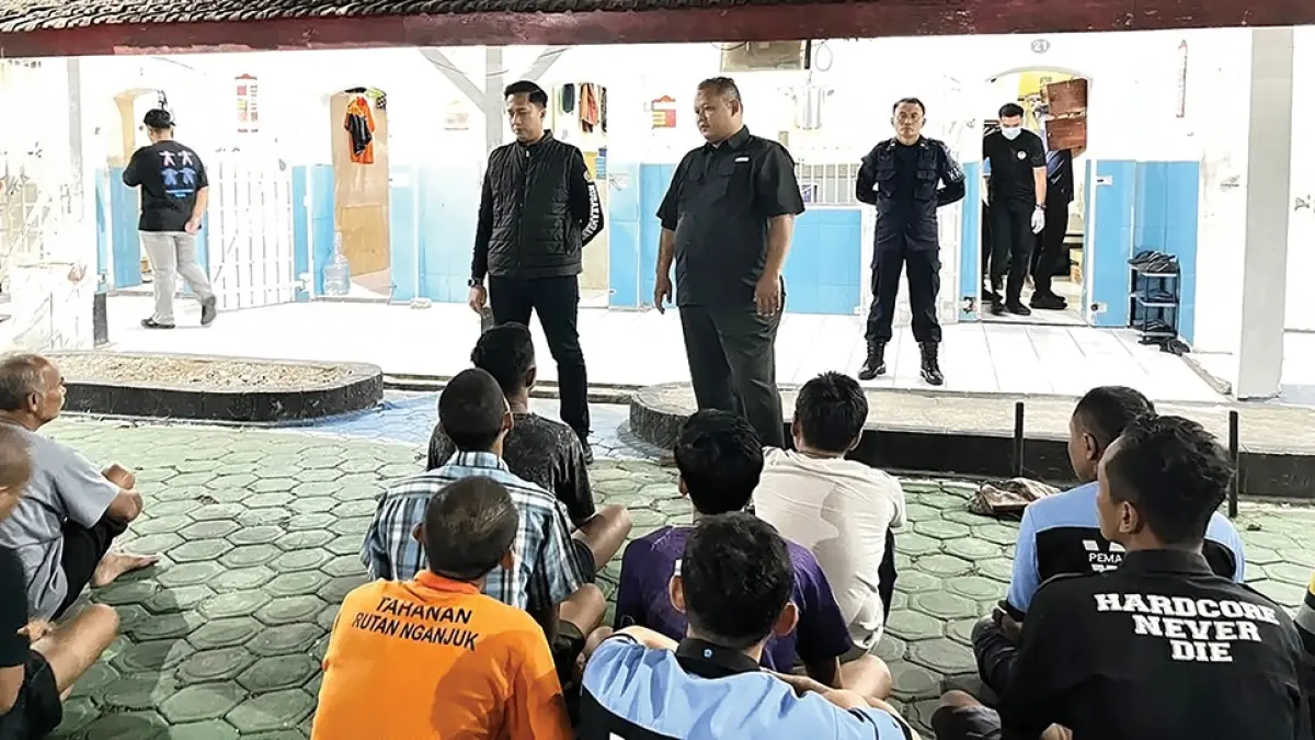 RAZIA: Petugas Rutan Kelas IIB Nganjuk menggeledah kamar sel warga binaan pada Rabu (16/9) malam. (novanda nirwana/jprk)