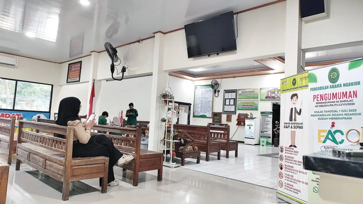 MENUNGGU SIDANG: Puluhan istri menggugat crai karena suami kcanduan judi online  di Pengadilan Agama Kabupaten Nganjuk. (novanda nirwana/jprk)
