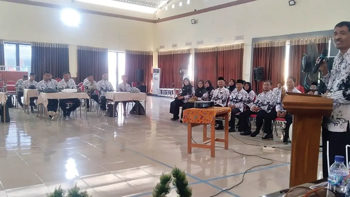 VISIONER: Ketua PGRI Nganjuk Toto Nuswantoro saat memberi sanbutan di acara PGRI. ( karen wibi/jprk)