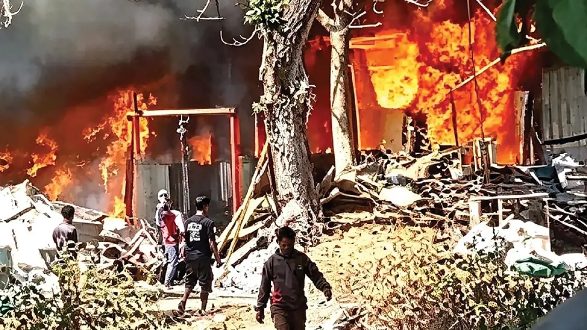 API BERKOBAR: Warga panik saat melihat si jago merah melalap gudang rongsok di Kecamatan Bagor kemarin. (Dok JP Radar Nganjuk).