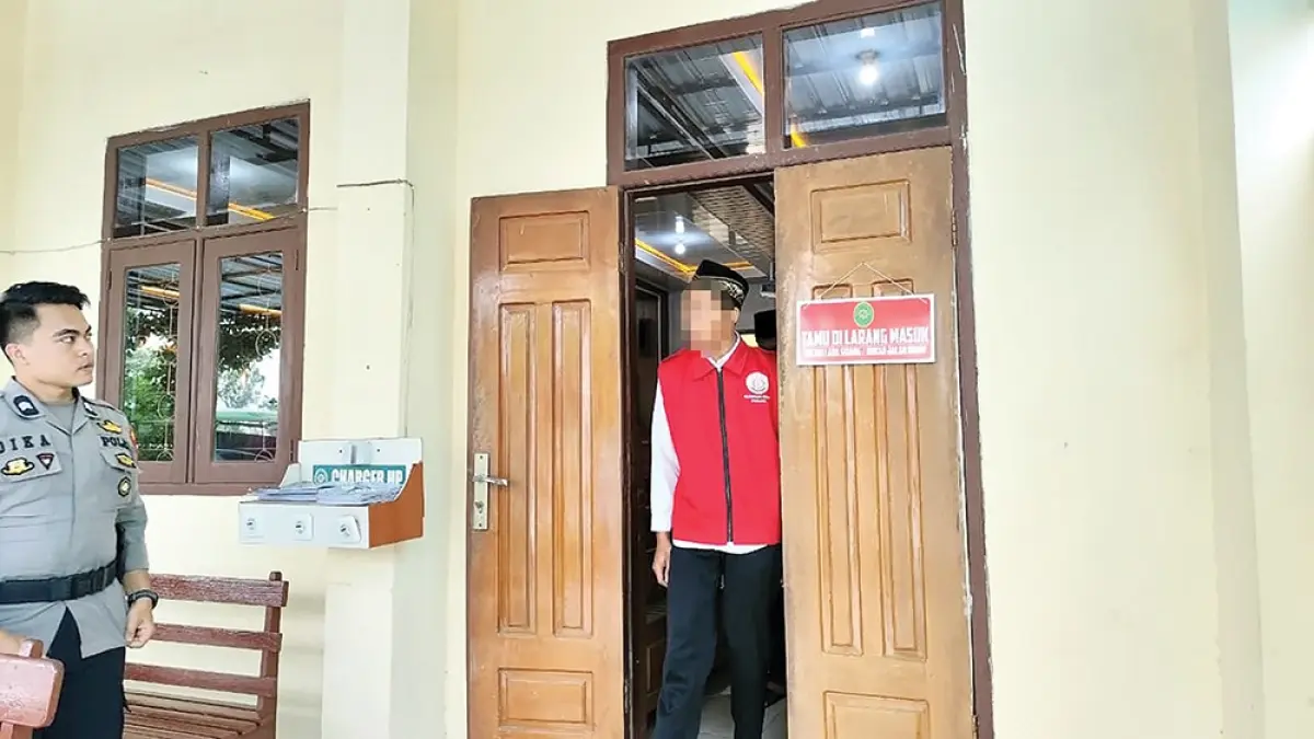 VONIS BERAT: Terdakwa sodomi keluar ruang sidang Pengadilan Negeri Nganjuk setelah divonis 10,5 tahun penjara kemarin. (novanda nirwana/jprk).
