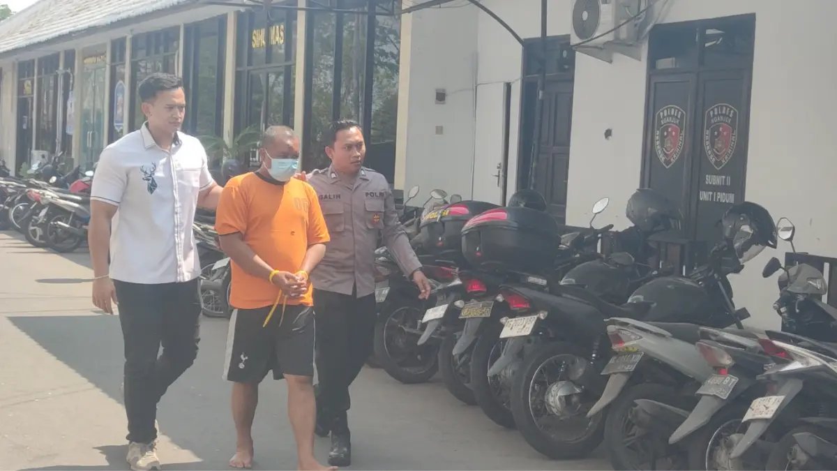 PENIPU: Petugas Satreskrim Polres Nganjuk menggelandang Tarkam yang menggelapkan enam sertifikat. Wakapolres Nganjuk Kompol Didid Wahyu Agustyawan menunjukkan barang bukti sertifikat saat konferensi pers di Mapolres Nganjuk kemarin. (novanda nirwana/jprk).