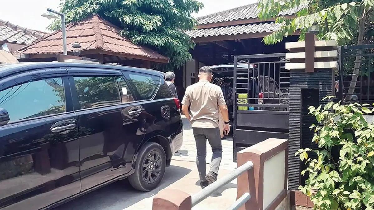 Petugas KPK tiba di rumah tersebut pukul 10.00. Sejumlah ruangan, termasuk kamar dan bagian rumah lainya, diperiksa. (novanda nirwana/jprk)