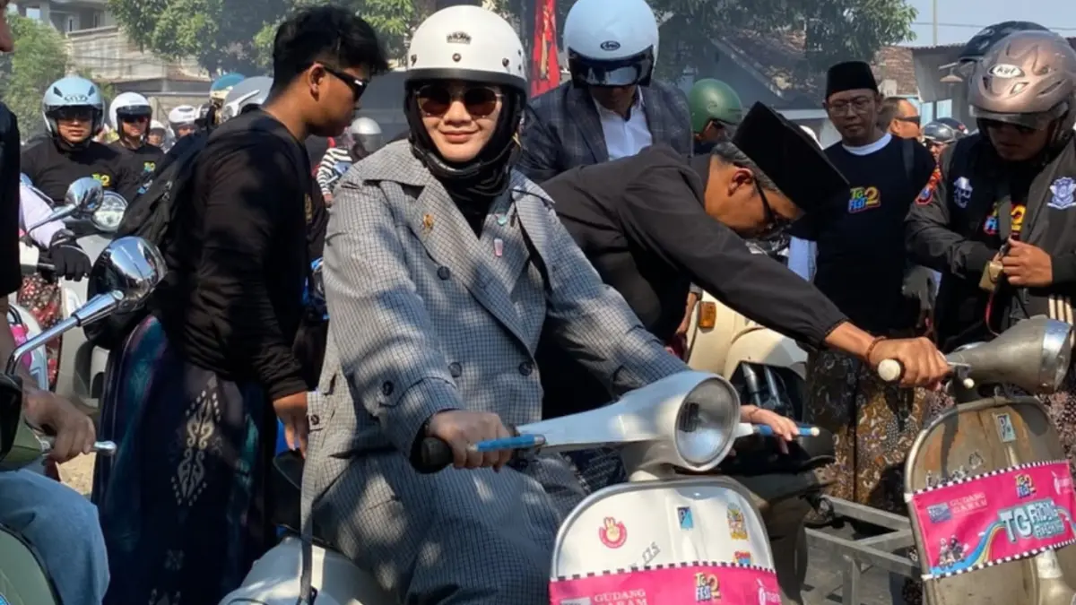 Ning Jazil saat bersama ribuan scooterist.