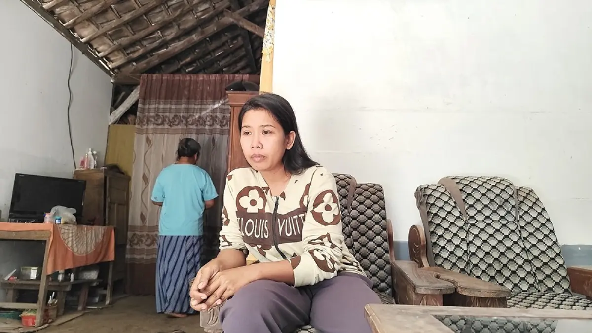 MENUNGGU KEAJAIBAN: Sri Wahyuni, istri Warmin percaya suaminya masih hidup. (novanda nirwana/jprk)