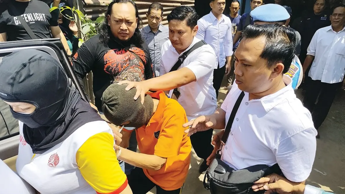 SEGERA SIDANG: Diana Marcelynda Gatot bersama pacarnya saat rekonstruksi pembunuhan ayah angkatnya. (novanda nirwana/jprk)