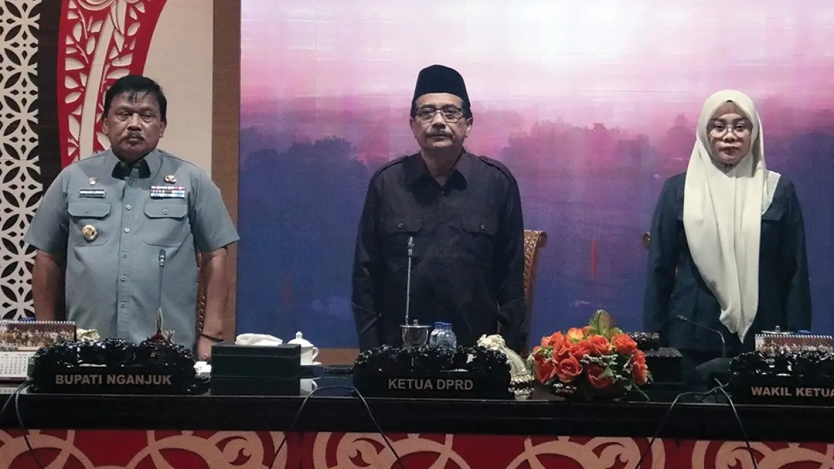 WAKIL RAKYAT: Ketua DPRD Tatit Heru Tjahjono dan Bupati Marhaen saat rapat paripurna. (karen wibi/jprk)