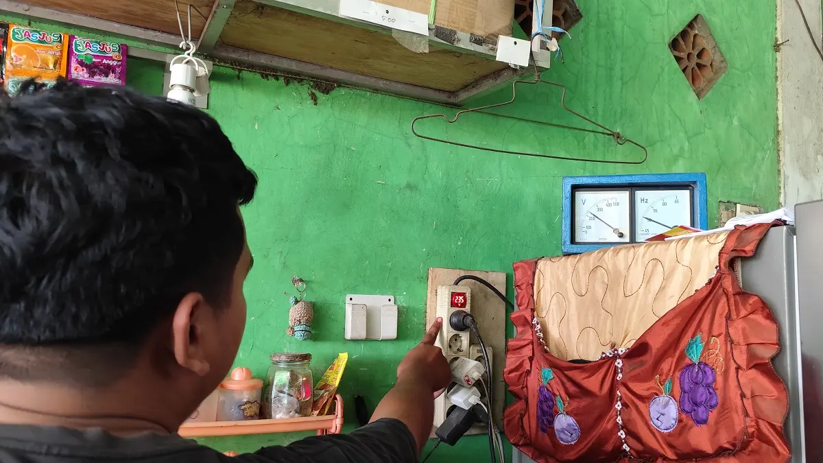 Indikator voltase listrik di rumah warga Dusun Brekbah, Desa Ngepeh, Loceret, Nganjuk, menunjukkan angka 235 Volt (kondisi normal). Warga setempat mengeluhkan tegangan yang kerap anjlok akibat beban pompa pengairan sawah.