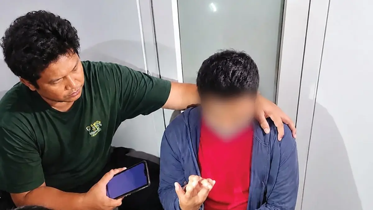 GEREBEK PENGEDAR: Satresnarkoba menangkap pengedar sabu-sabu. (Dok JP Radar Nganjuk).