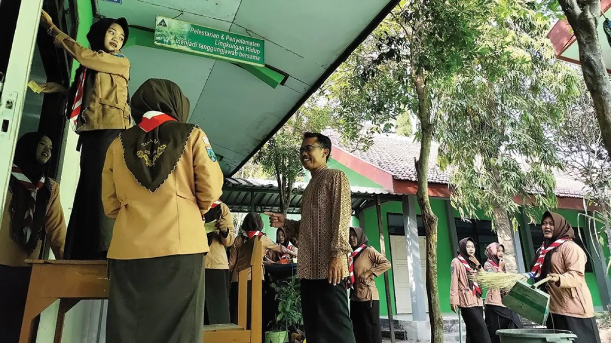 JUMAT SEHAT : Kepala SMAN 1 Gondang Agus Susilo memantau siswa saat kerja bakti. (novanda nirwana/jprk).