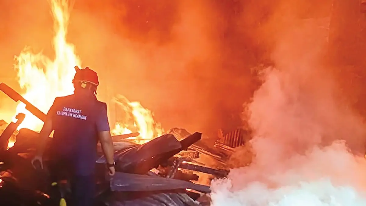 MEMBARA : Si jago merah melalap gudang kayu di Desa Gondangkulon. (novanda nirwana/jprk).