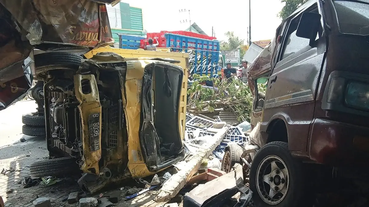RINGSEK: Truk Boks Mitsubishi terguling setelah tabrakan dengan mobil Carry di jalan Raya Desa Mungkung. (novanda nirwana\jprk).