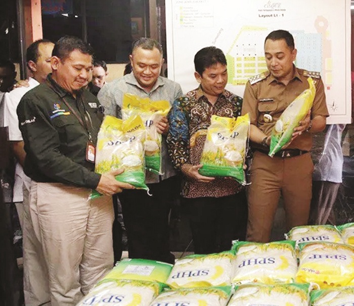 SIDAK: Wali Kota Surabaya Eri Cahyadi saat inspeksi Warung TPID di Pasar Wonokromo.
