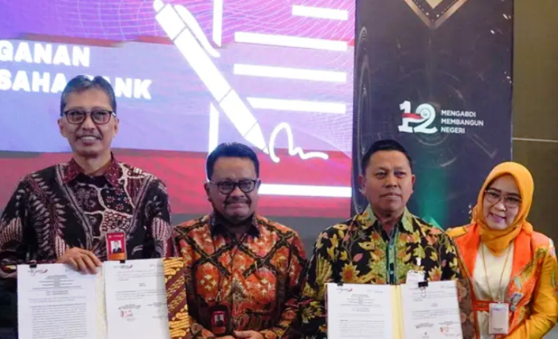 KERJA SAMA: Direktur Utama Bank Jatim Busrul Iman (kiri) dan Direktur Utama Bank Lampung Presley Hutabarat (tiga dari kiri) usai menandatangani MoU pembentukan Kelompok Usaha Bank.
