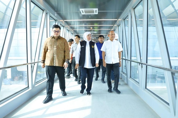 SUDAH 97 PERSEN: Gubernur Jatim Khofifah Indar Parawansa didampingi Bupati Kediri Hanindhito Himawan dan Direktur SDhI Maksin Arisandi meninjau kesiapan fasilitas Bandar Dhoho Kediri, Jumat (1/12).