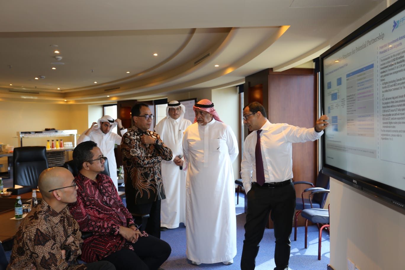 PENJAJAKAN: Menteri Perhubungan Budi Karya Sumadi bertemu dengan CEO PPMDC Adnan M.T Al-Saggaf dalam kunjungan kerjanya ke Jeddah, Arab Saudi, Sabtu (2/12).